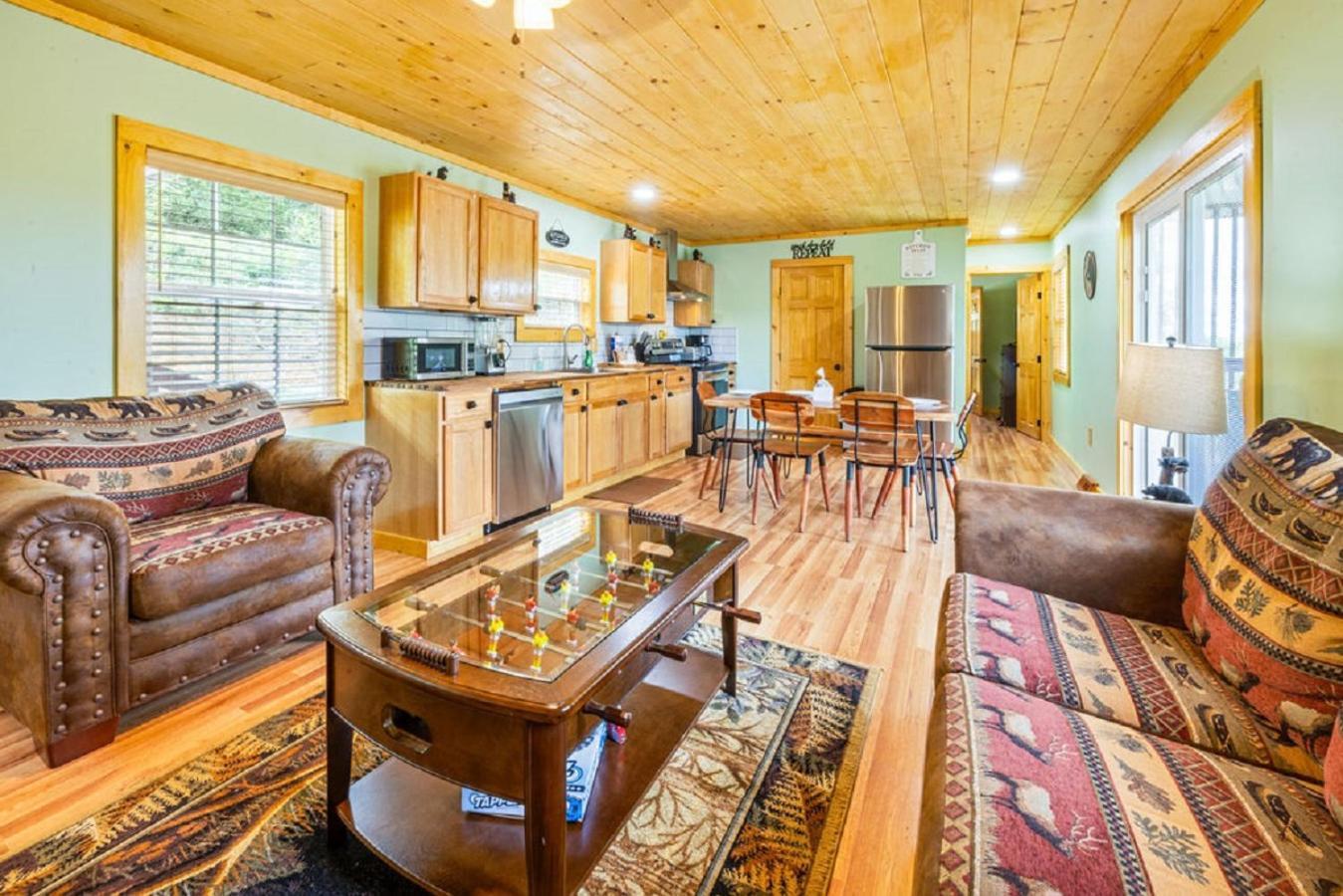 Brand New Tiny Cabin! A Bearly Adventure Holiday home