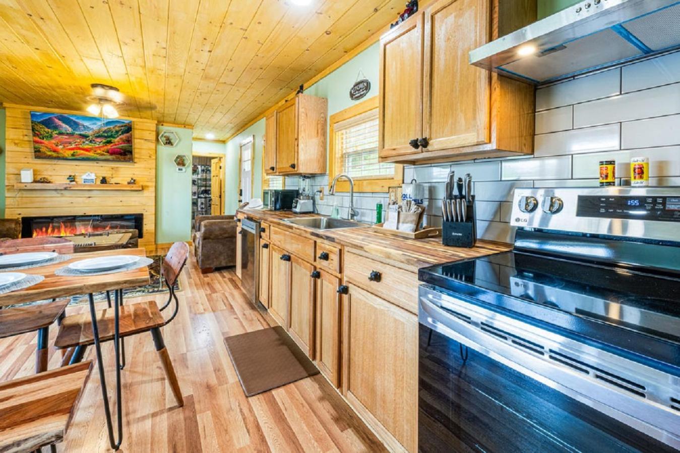 Brand New Tiny Cabin! A Bearly Adventure Holiday home