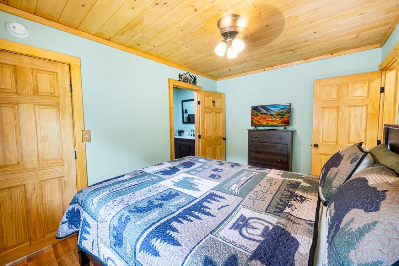 Brand New Tiny Cabin! A Bearly Adventure Holiday home *