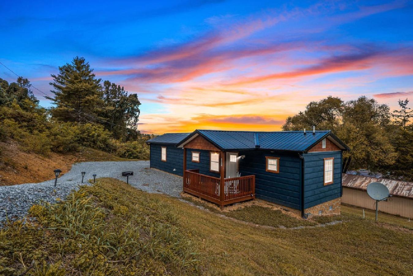 Brand New Tiny Cabin! A Bearly Adventure Holiday home