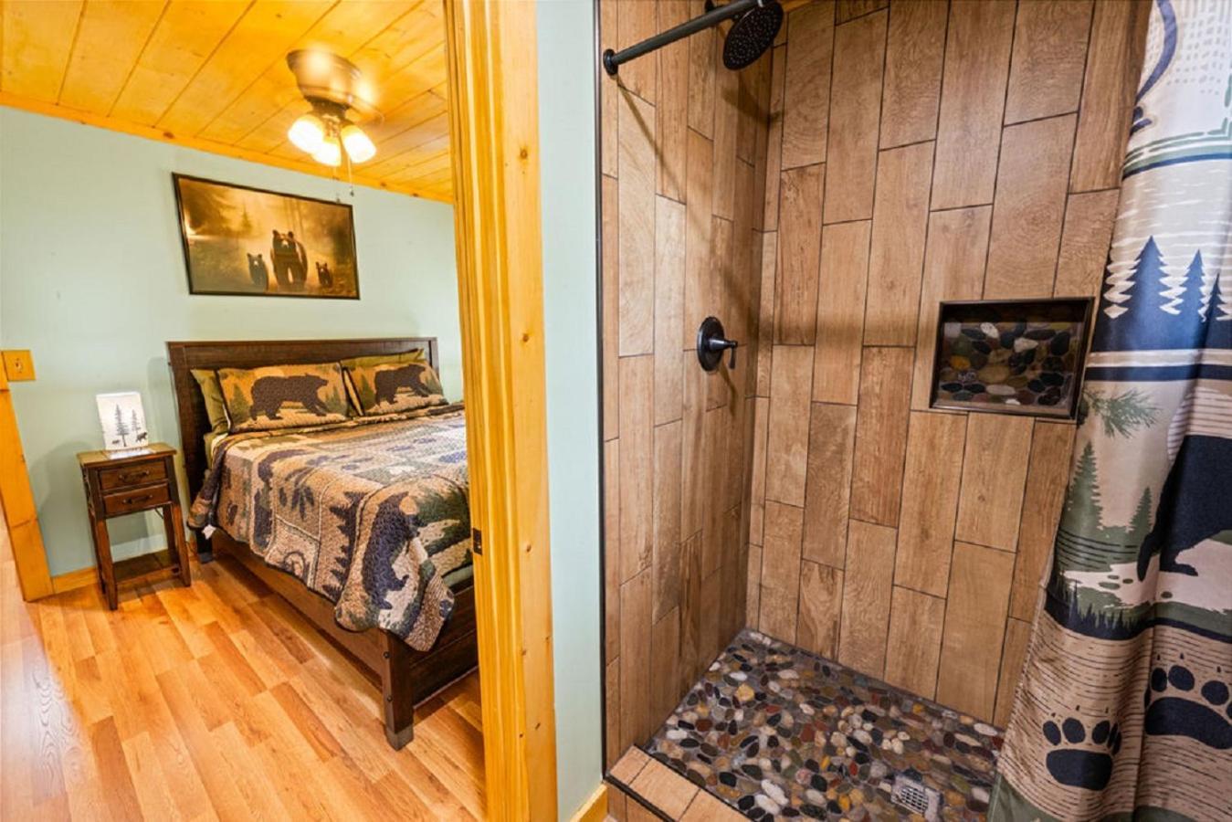 Brand New Tiny Cabin! A Bearly Adventure Holiday home Sevierville